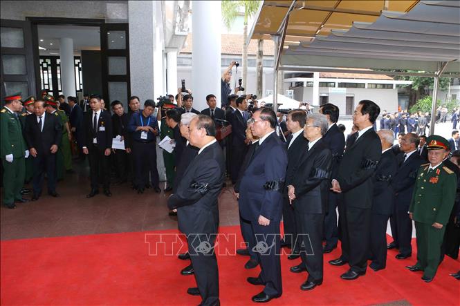 Trong ảnh: Các đồng chí lãnh đạo, nguyên lãnh đạo Đảng, Nhà nước cùng đông đảo đại diện các cơ quan, Ban, ngành Trung ương, địa phương tới viếng Chủ tịch nước Trần Đại Quang. Ảnh: TTXVN 