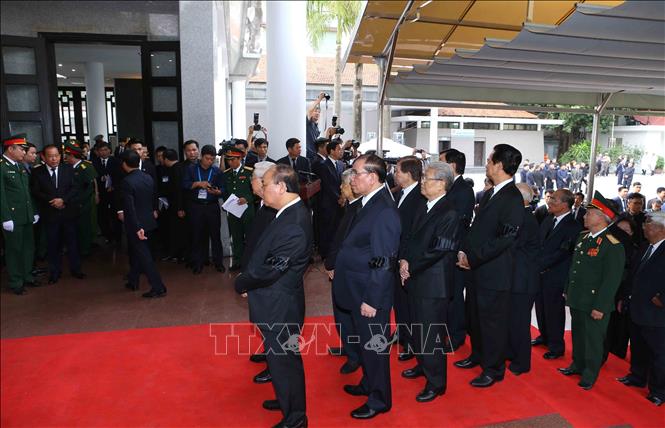 Trong ảnh: Các đồng chí lãnh đạo, nguyên lãnh đạo Đảng, Nhà nước cùng đông đảo đại diện các cơ quan, Ban, ngành Trung ương, địa phương tới viếng Chủ tịch nước Trần Đại Quang. Ảnh: TTXVN 
