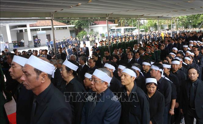 Trong ảnh: Các đồng chí lãnh đạo, nguyên lãnh đạo Đảng, Nhà nước cùng đông đảo đại diện các cơ quan, Ban, ngành Trung ương, địa phương và người thân tới viếng Chủ tịch nước Trần Đại Quang. Ảnh: TTXVN 