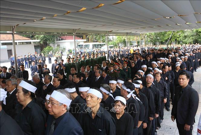 Trong ảnh: Các đồng chí lãnh đạo, nguyên lãnh đạo Đảng, Nhà nước cùng đông đảo đại diện các cơ quan, Ban, ngành Trung ương, địa phương và người thân tới viếng Chủ tịch nước Trần Đại Quang. Ảnh: TTXVN 
