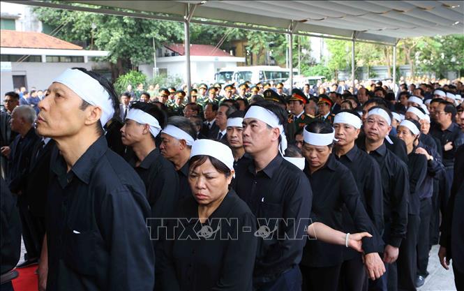 Trong ảnh: Các đồng chí lãnh đạo, nguyên lãnh đạo Đảng, Nhà nước cùng đông đảo đại diện các cơ quan, Ban, ngành Trung ương, địa phương và người thân tới viếng Chủ tịch nước Trần Đại Quang. Ảnh: TTXVN 