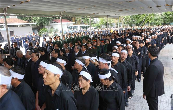Trong ảnh: Các đồng chí lãnh đạo, nguyên lãnh đạo Đảng, Nhà nước cùng đông đảo đại diện các cơ quan, Ban, ngành Trung ương, địa phương và người thân tới viếng Chủ tịch nước Trần Đại Quang. Ảnh: TTXVN 