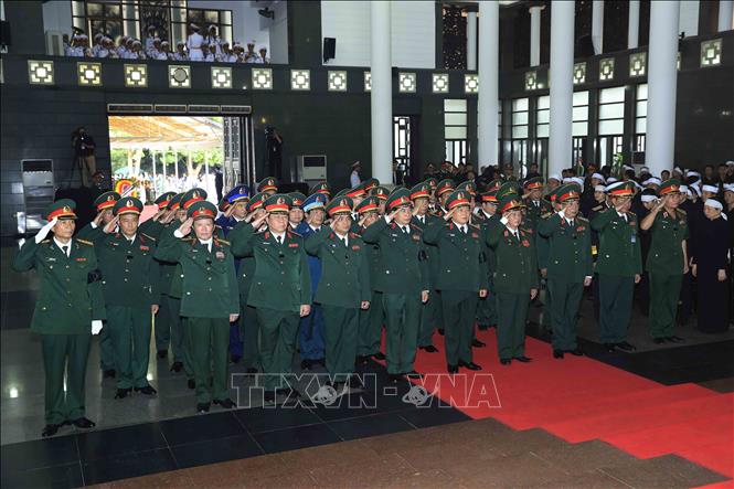 Trong ảnh: Đoàn Quân ủy Trung ương, Bộ Quốc phòng, do Đại tướng Ngô Xuân Lịch, Ủy viên Bộ Chính trị, Phó Bí thư Quân ủy Trung ương, Bộ trưởng Bộ Quốc phòng làm Trưởng đoàn, viếng Chủ tịch nước Trần Đại Quang. Ảnh: TTXVN