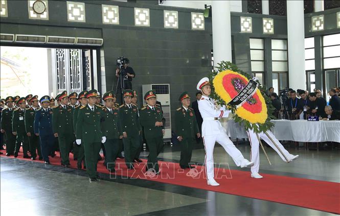 Trong ảnh: Đoàn Quân ủy Trung ương, Bộ Quốc phòng, do Đại tướng Ngô Xuân Lịch, Ủy viên Bộ Chính trị, Phó Bí thư Quân ủy Trung ương, Bộ trưởng Bộ Quốc phòng làm Trưởng đoàn, viếng Chủ tịch nước Trần Đại Quang. Ảnh: TTXVN