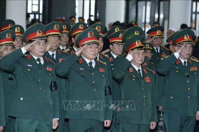 Trong ảnh: Đoàn Quân ủy Trung ương, Bộ Quốc phòng, do Đại tướng Ngô Xuân Lịch, Ủy viên Bộ Chính trị, Phó Bí thư Quân ủy Trung ương, Bộ trưởng Bộ Quốc phòng làm Trưởng đoàn, viếng Chủ tịch nước Trần Đại Quang. Ảnh: TTXVN