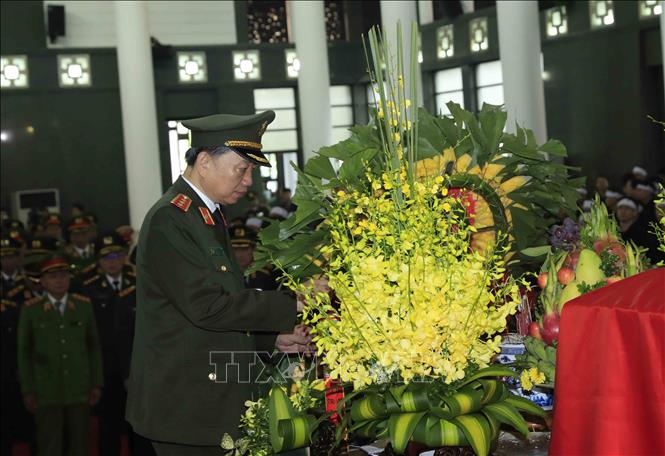 Trong ảnh: Đoàn Đảng ủy Công an Trung ương, Bộ Công an, do Thượng tướng Tô Lâm, Ủy viên Bộ Chính trị, Bí thư Đảng ủy Công an Trung ương, Bộ trưởng Bộ Công an làm Trưởng đoàn, viếng Chủ tịch nước Trần Đại Quang. Ảnh: TTXVN