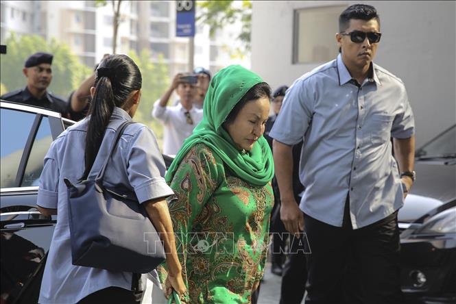Trong ảnh: Bà Rosmah Mansor (giữa) tới văn phòng Ủy ban Chống tham nhũng của Malaysia ở Putrajaya để trả lời thẩm vấn ngày 26/9/2018. Ảnh: AFP/TTXVN