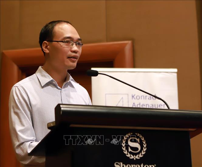 Trong ảnh: Tiến sĩ Lê Văn Hùng Viện Kinh tế Việt Nam trình bày tham luận. Ảnh: Hoàng Hùng - TTXVN