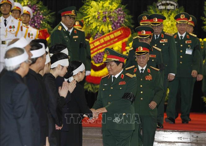 Trong ảnh: Đoàn Quân ủy Trung ương, Bộ Quốc phòng, do Đại tướng Ngô Xuân Lịch, Ủy viên Bộ Chính trị, Phó Bí thư Quân ủy Trung ương, Bộ trưởng Bộ Quốc phòng làm Trưởng đoàn, viếng Chủ tịch nước Trần Đại Quang và chia buồn cùng tang quyến. Ảnh: TTXVN