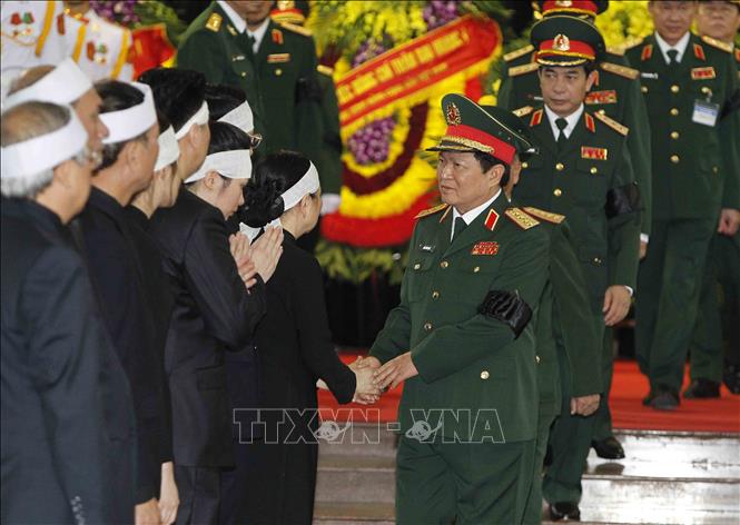 Trong ảnh: Đoàn Quân ủy Trung ương, Bộ Quốc phòng, do Đại tướng Ngô Xuân Lịch, Ủy viên Bộ Chính trị, Phó Bí thư Quân ủy Trung ương, Bộ trưởng Bộ Quốc phòng làm Trưởng đoàn, viếng Chủ tịch nước Trần Đại Quang và chia buồn cùng tang quyến. Ảnh: TTXVN