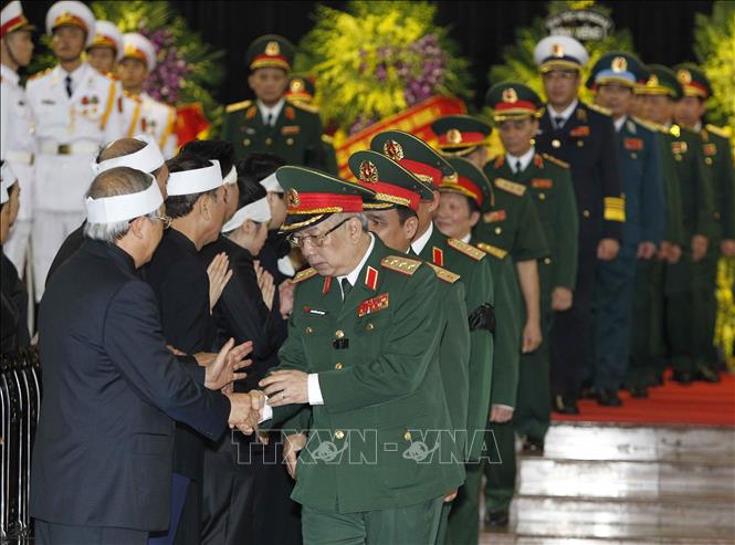 Trong ảnh: Đoàn Quân ủy Trung ương, Bộ Quốc phòng, do Đại tướng Ngô Xuân Lịch, Ủy viên Bộ Chính trị, Phó Bí thư Quân ủy Trung ương, Bộ trưởng Bộ Quốc phòng làm Trưởng đoàn, viếng Chủ tịch nước Trần Đại Quang và chia buồn cùng tang quyến. Ảnh: TTXVN