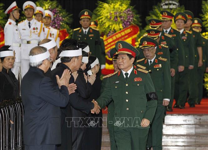 Trong ảnh: Đoàn Quân ủy Trung ương, Bộ Quốc phòng, do Đại tướng Ngô Xuân Lịch, Ủy viên Bộ Chính trị, Phó Bí thư Quân ủy Trung ương, Bộ trưởng Bộ Quốc phòng làm Trưởng đoàn, viếng Chủ tịch nước Trần Đại Quang và chia buồn cùng tang quyến. Ảnh: TTXVN