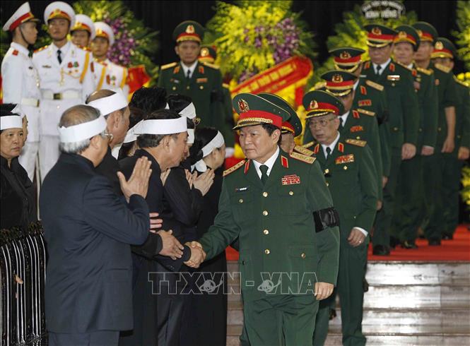 Trong ảnh: Đoàn Quân ủy Trung ương, Bộ Quốc phòng, do Đại tướng Ngô Xuân Lịch, Ủy viên Bộ Chính trị, Phó Bí thư Quân ủy Trung ương, Bộ trưởng Bộ Quốc phòng làm Trưởng đoàn, viếng Chủ tịch nước Trần Đại Quang và chia buồn cùng tang quyến. Ảnh: TTXVN