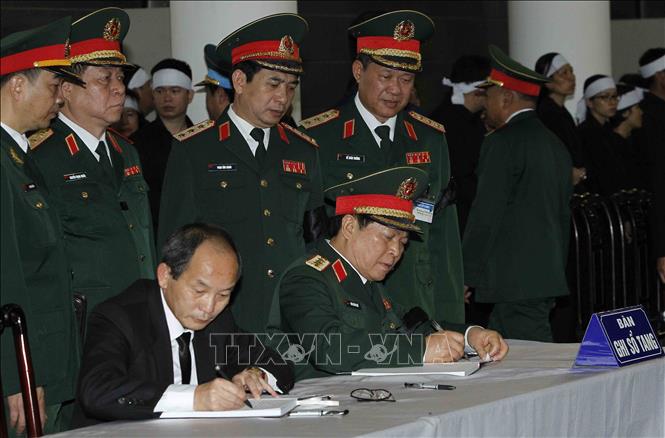 Trong ảnh: Đoàn Quân ủy Trung ương, Bộ Quốc phòng, do Đại tướng Ngô Xuân Lịch, Ủy viên Bộ Chính trị, Phó Bí thư Quân ủy Trung ương, Bộ trưởng Bộ Quốc phòng làm Trưởng đoàn, viếng Chủ tịch nước Trần Đại Quang, chia buồn cùng tang quyến và ghi sổ tang. Ảnh: TTXVN