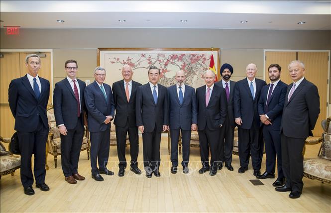 Trong ảnh: Ngoại trưởng Trung Quốc Vương Nghị (thứ 5, trái) tại cuộc gặp các đại diện của Ủy ban quốc gia về quan hệ Mỹ-Trung và Hội đồng kinh tế Mỹ-Trung ở New York ngày 24/9/2018. Ảnh: THX/TTXVN 