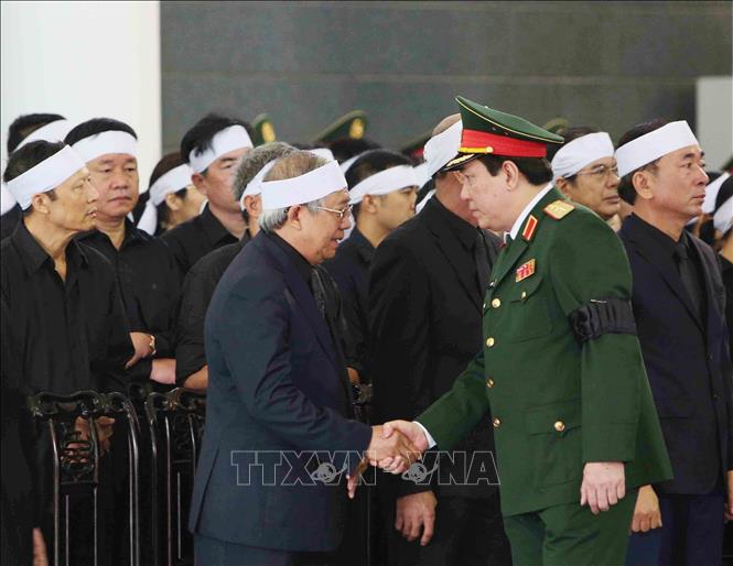 Trong ảnh: Thượng tướng Lương Cường, Bí thư Trung ương Đảng, Chủ nhiệm Tổng cục Chính trị QĐND Việt Nam chia buồn cùng tang quyến Chủ tịch nước Trần Đại Quang. Ảnh: TTXVN