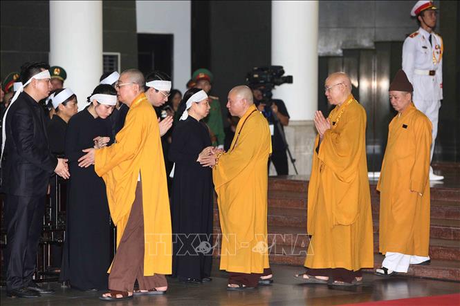 Trong ảnh: Các đại biểu Tăng ni, Phật tử trong Đoàn Ủy ban Trung ương Mặt trận Tổ quốc Việt Nam viếng và chia buồn cùng tang quyến Chủ tịch nước Trần Đại Quang. Ảnh: TTXVN