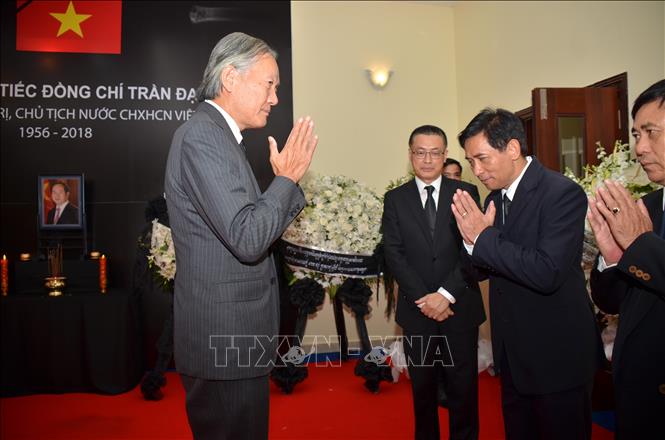 Trong ảnh: Đại sứ Nhật Bản tại Campuchia đến viếng và ghi sổ tang. Ảnh: Minh Hưng – Chanh Đa P/v TTXVN tại Campuchia
