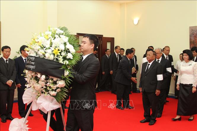 Trong ảnh: Đoàn đại diện Đảng Nhân Dân Campuchia (CPP) cầm quyền, do Chủ tịch danh dự CPP, Chủ tịch Quốc hội Samdech Heng Samrin dẫn đầu đến viếng và ghi sổ tang. Ảnh: Minh Hưng – Chanh Đa P/v TTXVN tại Campuchia