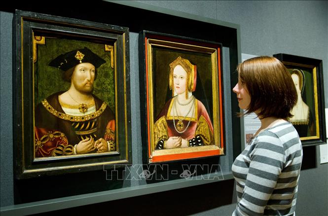 Trong ảnh (tư liệu): Chân dung Vua Anh Henry VIII (trái) được trưng bày tại Bảo tàng Chân dung quốc gia, London, Anh ngày 25/1/2013. Ảnh: AFP/ TTXVN