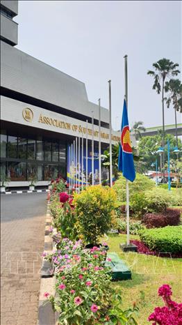 Trong ảnh: Ban thư ký ASEAN treo cờ rủ trước trụ sở tại thủ đô Jakarta, Indonesia. Ảnh: Đỗ Quyên-Pv TTXVN tại Indonesia