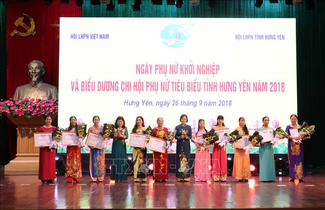 Trong ảnh: Chủ tịch Hội Liên hiệp Phụ nữ tỉnh Hưng Yên Quách Thị Hương trao Bằng khen của UBND tỉnh Hưng Yên cho đại diện các chi Hội phụ nữ trên địa bàn tỉnh Hưng Yên. Ảnh: Đinh Tuấn - TTXVN