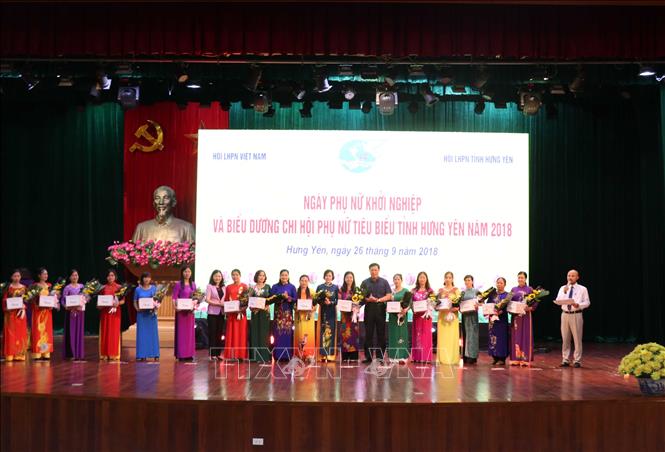 Trong ảnh: Chủ tịch HĐND tỉnh Hưng Yên Đỗ Xuân Tuyên trao thưởng cho 18 cá nhân phụ nữ có ý tưởng khởi nghiệp thành công. Ảnh: Đinh Tuấn - TTXVN