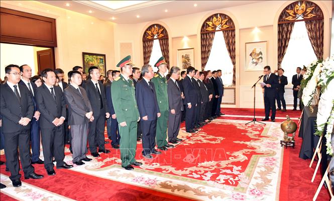 Trong ảnh: Cán bộ, nhân viên Đại sứ quán Việt Nam tại Trung Quốc  viếng Chủ tịch nước Trần Đại Quang. Ảnh: Vĩnh Hà-Pv TTXVN tại Trung Quốc