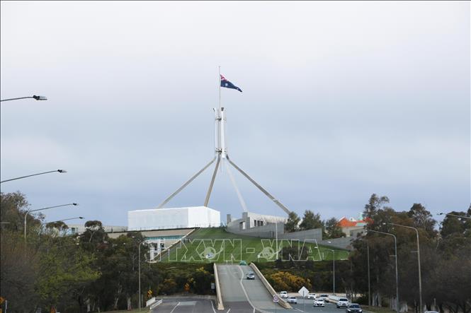 Trong ảnh: Quốc kỳ Australia được hạ thấp trên đỉnh tòa nhà Quốc hội ở thủ đô Canberra ngày 26/9 để tưởng niệm Chủ tịch nước Trần Đại Quang. Ảnh: Khánh Linh - Pv TTXVN tại Australia
