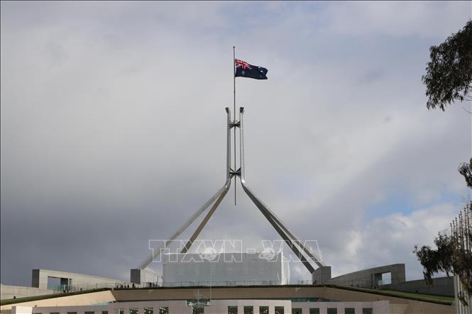 Trong ảnh: Quốc kỳ Australia được hạ thấp trên nóc nhà Quốc hội ngày 26/9 để tưởng niệm Chủ tịch nước Trần Đại Quang. Ảnh: Khánh Linh - Pv TTXVN tại Australia
