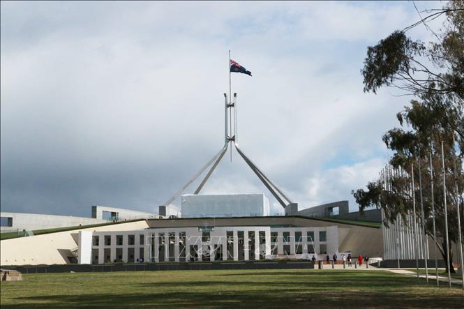 Trong ảnh: Quốc kỳ Australia được hạ thấp trên đỉnh tòa nhà Quốc hội ở thủ đô Canberra. Ảnh: Khánh Linh - Pv TTXVN tại Australia

