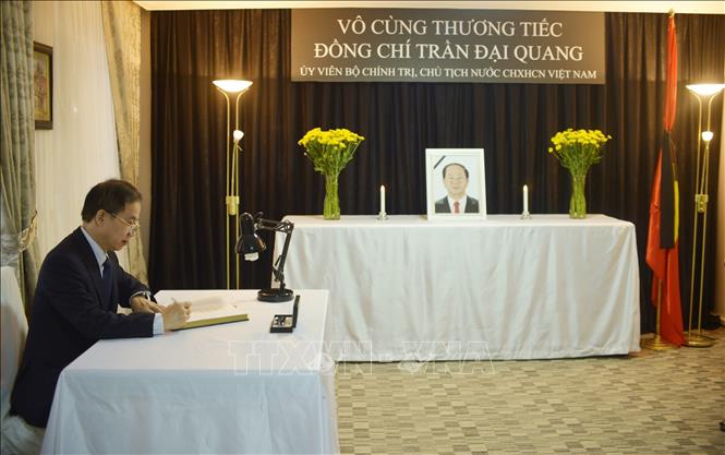 Trong ảnh: Đại sứ Việt Nam tại Thổ Nhĩ Kỳ Phạm Anh Tuấn ký sổ tang tưởng niệm Chủ tịch nước Trần Đại Quang. Ảnh: TTXVN
