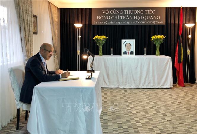 Trong ảnh: Phó Tổng thư ký Quốc hội Thổ Nhĩ Kỳ Ismail Hakki Polat ký sổ tang tưởng niệm Chủ tịch nước Trần Đại Quang.Ảnh: TTXVN
