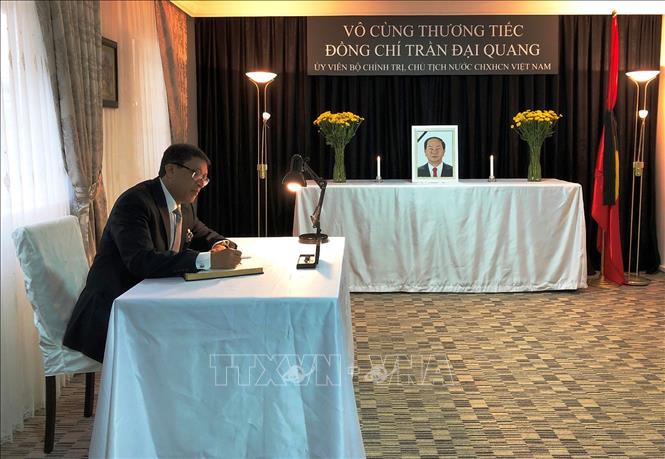 Trong ảnh: Đại sứ Ấn Độ tại Thổ Nhĩ Kỹ ký sổ tang tưởng niệm Chủ tịch nước Trần Đại Quang. Ảnh: TTXVN
