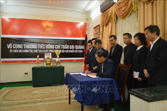 Trong ảnh: Quang cảnh lễ viếng Chủ tịch nước Trần Đại Quang và ghi sổ tang tại Đại sứ quán Việt Nam tại Ai Cập. Ảnh: TTXVN
