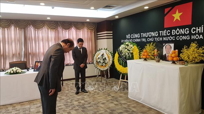 Trong ảnh: Tổng Lãnh sự nước CHDCND Lào tại Thượng Hải Lattana Thavonsouk viếng và viết sổ tang. Ảnh: TTXVN