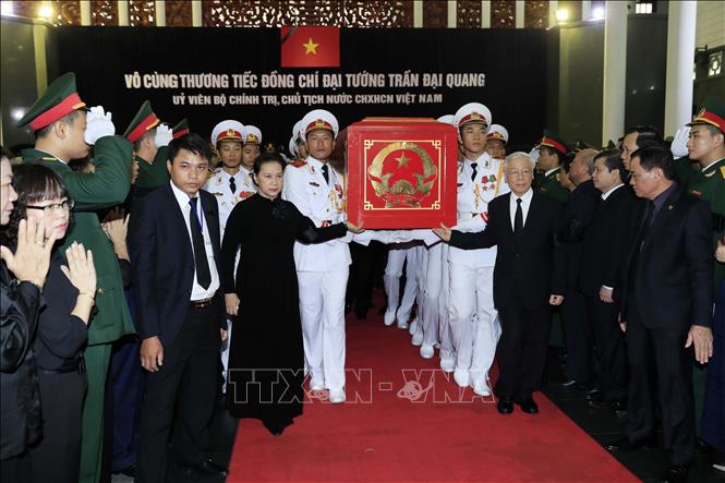 Trong ảnh: Tổng Bí thư Nguyễn Phú Trọng, Chủ tịch Quốc hội Nguyễn Thị Kim Ngân cùng các đồng chí lãnh đạo, nguyên lãnh đạo Đảng, Nhà nước đưa linh cữu Chủ tịch nước Trần Đại Quang ra xe tang. Ảnh: Nhan Sáng - TTXVN