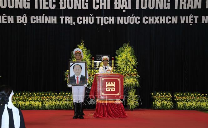 Trong ảnh: Đội tiêu binh thực hiện nghi lễ chuyển di ảnh và linh cữu Chủ tịch nước Trần Đại Quang ra xe tang. Ảnh: Nhan Sáng - TTXVN