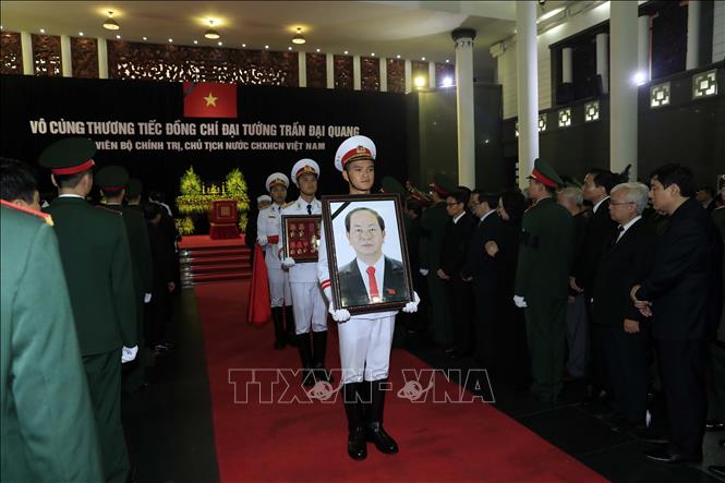Trong ảnh: Đội tiêu binh thực hiện nghi lễ chuyển di ảnh và linh cữu Chủ tịch nước Trần Đại Quang ra xe tang. Ảnh: Nhan Sáng - TTXVN