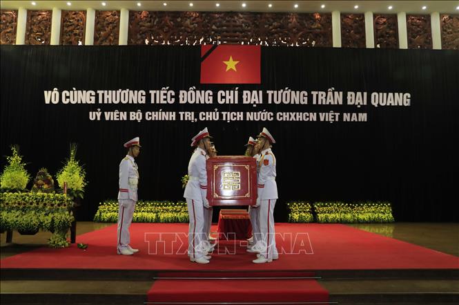 Trong ảnh: Đội tiêu binh thực hiện nghi lễ chuyển linh cữu Chủ tịch nước Trần Đại Quang ra xe tang. Ảnh: Nhan Sáng - TTXVN