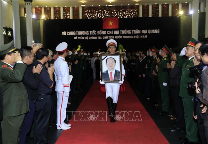Trong ảnh: Đội tiêu binh thực hiện nghi lễ chuyển di ảnh và linh cữu Chủ tịch nước Trần Đại Quang ra xe tang. Ảnh: Nhan Sáng - TTXVN