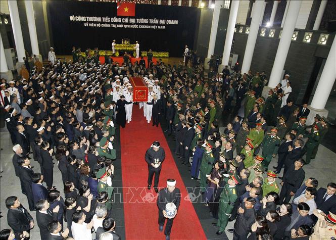 Trong ảnh: Chuyển linh cữu Chủ tịch nước Trần Đại Quang ra xe tang. Ảnh: TTXVN