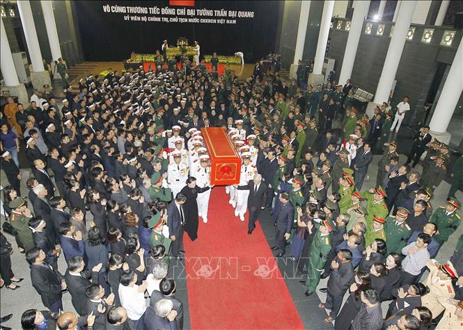 Trong ảnh: Tổng Bí thư Nguyễn Phú Trọng, Chủ tịch Quốc hội Nguyễn Thị Kim Ngân cùng các đồng chí lãnh đạo, nguyên lãnh đạo Đảng, Nhà nước đưa linh cữu Chủ tịch nước Trần Đại Quang ra xe tang. Ảnh: TTXVN