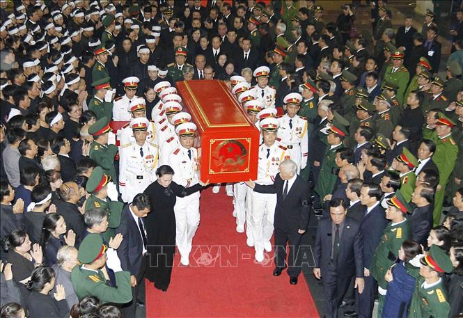 Trong ảnh: Tổng Bí thư Nguyễn Phú Trọng, Chủ tịch Quốc hội Nguyễn Thị Kim Ngân cùng các đồng chí lãnh đạo, nguyên lãnh đạo Đảng, Nhà nước đưa linh cữu Chủ tịch nước Trần Đại Quang ra xe tang. Ảnh: TTXVN