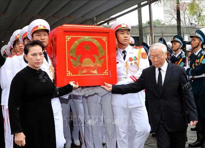 Trong ảnh: Tổng Bí thư Nguyễn Phú Trọng, Chủ tịch Quốc hội Nguyễn Thị Kim Ngân cùng các đồng chí lãnh đạo, nguyên lãnh đạo Đảng, Nhà nước đưa linh cữu Chủ tịch nước Trần Đại Quang ra xe tang. Ảnh: Trọng Đức - TTXVN