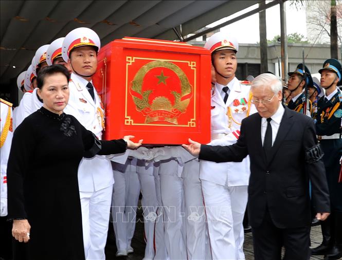 Trong ảnh: Tổng Bí thư Nguyễn Phú Trọng, Chủ tịch Quốc hội Nguyễn Thị Kim Ngân cùng các đồng chí lãnh đạo, nguyên lãnh đạo Đảng, Nhà nước đưa linh cữu Chủ tịch nước Trần Đại Quang ra xe tang. Ảnh: Trọng Đức - TTXVN