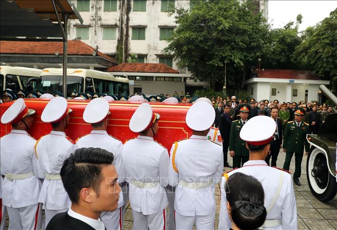 Trong ảnh: Đội nghi lễ chuyển linh cữu Chủ tịch nước Trần Đại Quang lên xe tang. Ảnh: Trọng Đức - TTXVN