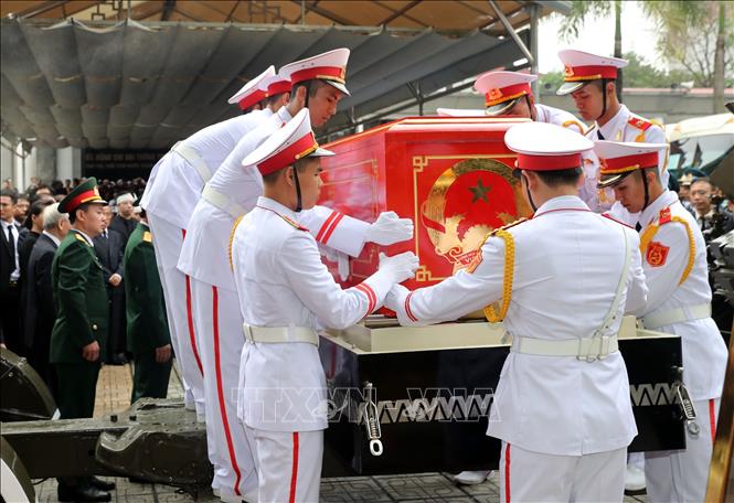 Trong ảnh: Đội nghi lễ chuyển linh cữu Chủ tịch nước Trần Đại Quang lên xe tang. Ảnh: Trọng Đức - TTXVN
