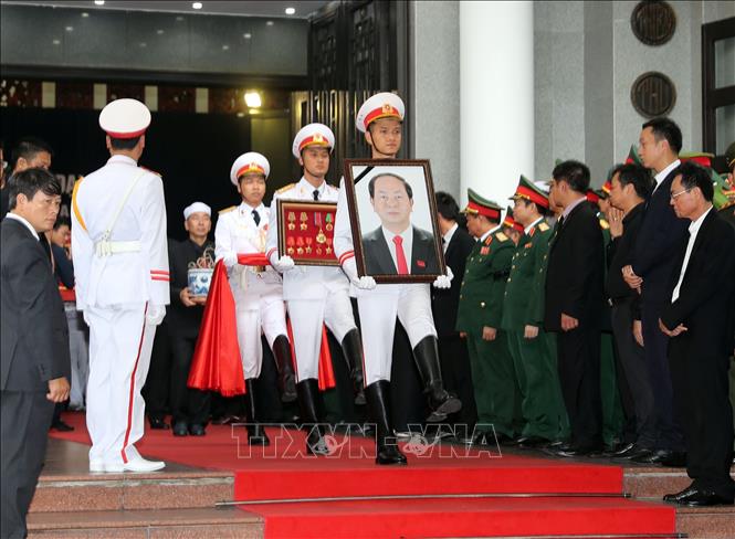 Trong ảnh: Đội tiêu binh thực hiện nghi lễ chuyển di ảnh và linh cữu Chủ tịch nước Trần Đại Quang ra xe tang. Ảnh: Trọng Đức - TTXVN