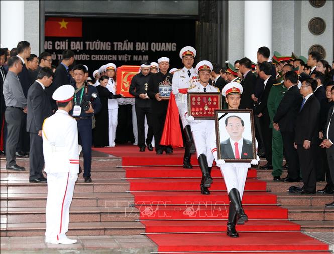 Trong ảnh: Đội tiêu binh thực hiện nghi lễ chuyển di ảnh và linh cữu Chủ tịch nước Trần Đại Quang ra xe tang. Ảnh: Trọng Đức - TTXVN